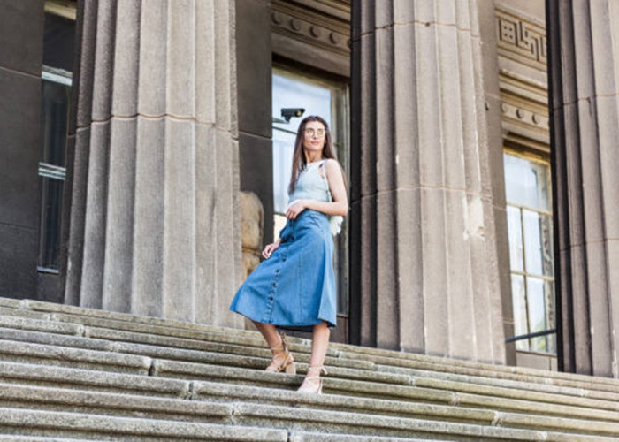 Tampil Kece dengan 7 Ide Mix and Match Rok Denim Panjang, Simpel Tapi Super Modis