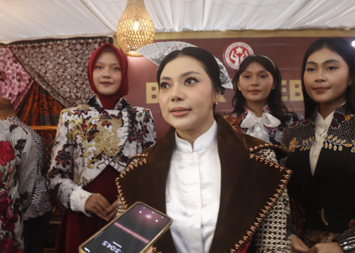 Hadirkan Batik Salem Brebes di Jogja Fashion Week 2026, Bupati Paramitha Tampil Memukau Sepanjang Catwalk