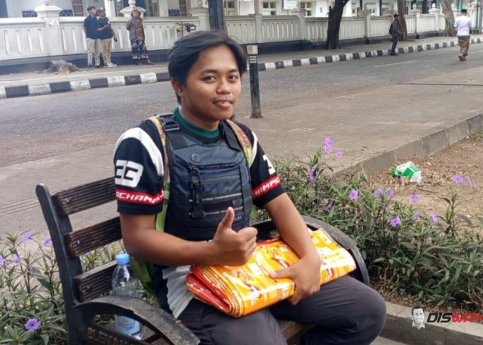 Sulit Cari Kerja, Irham Mustofa Jajakan Alas Duduk Plastik dari Event ke Event
