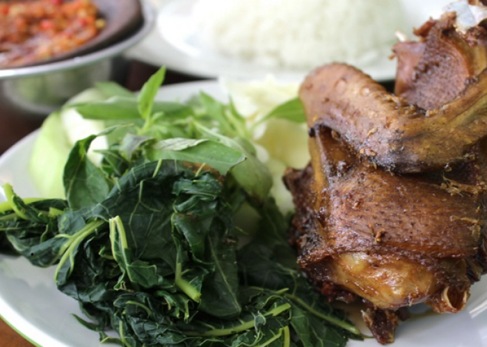 Pilihan Bebek Goreng Malang Paling Nagih hingga Pedasnya Sambal Mangga yang Menggoda