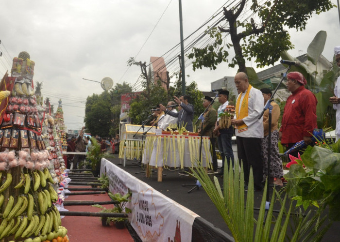  Warga Lintas Iman dan Agama Meriahkan Kirab Gunungan Undhuh-undhuh 2025