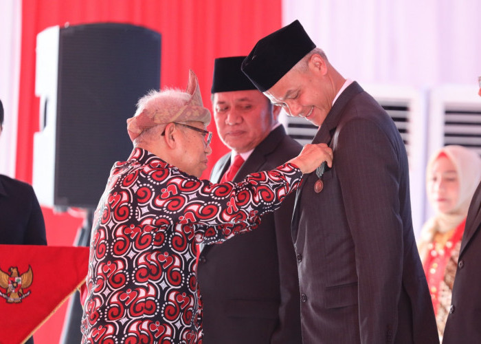 Keren! Gubernur Jawa Tengah Ganjar Pranowo Raih Tanda Kehormatan Tertinggi Satyalancana Wira Karya Tahun 2023