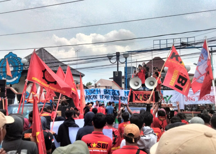 Desak Penerapan Upah Layak dan Tuntut Kesejahteraan, Ratusan buruh Geruduk Kantor DPRD Brebes Gelar Aksi Damai