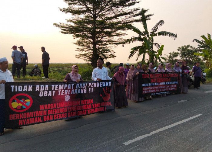 Jadi Titik Transaksi COD, Giliran Warga Kelurahan Limbangan Wetan Brebes Kompak Rubuhkan Lapak Warung Aceh