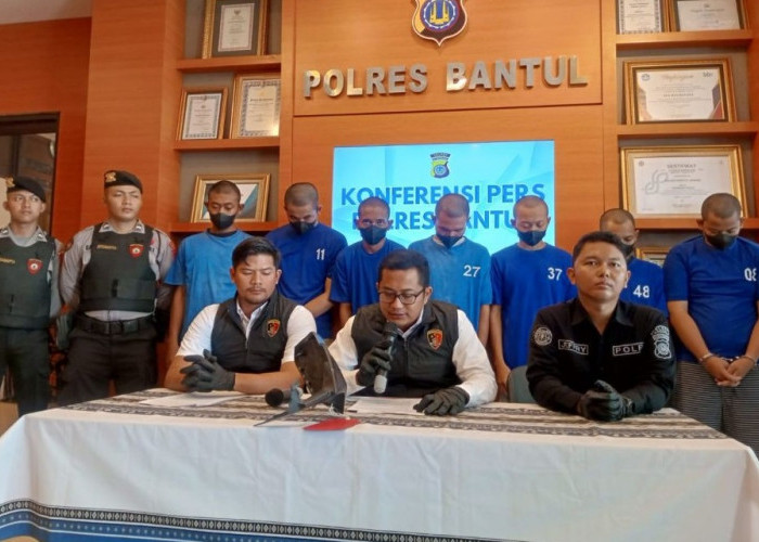 Polres Bantul Gelar Konferensi Pers dengan Menghadirkan 11 Orang Tersangka Pengeroyokan Remaja di Bantul