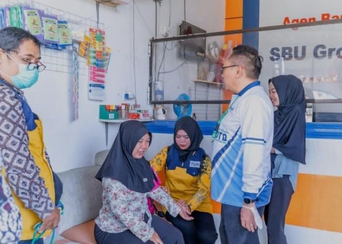 Kadinkesda Dampingi Tim NDTD Periksa Kesehatan Warga Terdampak Asap Kebakaran Gudang Limbah Non B3 Slatri