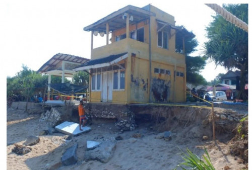Ngeri! Bangunan di Pantai Selatan Ini Nyaris Ambles Diterjang Gelombang Pasang 