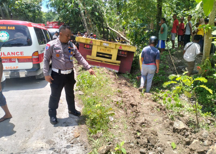 Truk Traktor Masuk Jurang Usai Tabrak Motor di Lendah Kulon Progo, Dua Orang Luka Berat