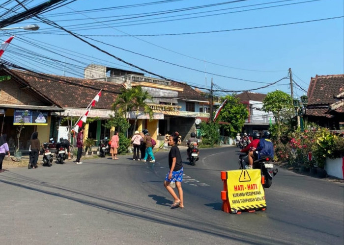 Warga Pasang Tanda Peringatan dan Bersihkan Ceceran Solar di Tikungan Barat Manding, Wujud Nyata Kepedulian