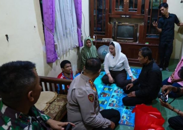 Bupati Brebes Bersama Forkompinda Pilih Rayakan Tahun Baru Blusukan Sambil Bagikan Sembako Bagi Warga Miskin