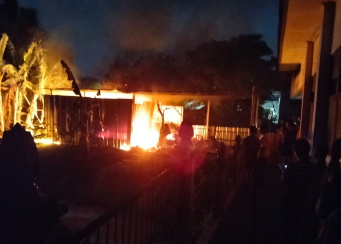 Tumpukan Sampah di Belakang Pasar Ngasem Terbakar, Damkarmat Kerahkan Dua Armada