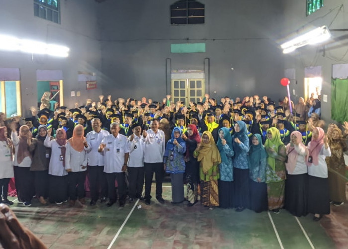 82 Murid Sekolah Lansia Matahari Desa Sridadi Jalani Wisuda, Wujudkan Lansia Bahagia