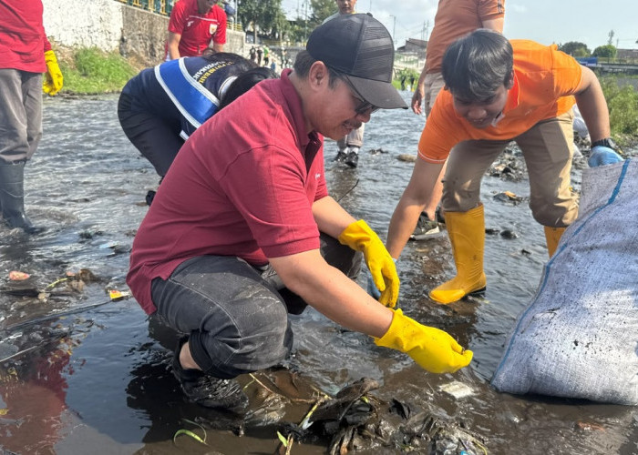 Bukan Cuma Plastik, Kerja Bakti di Sungai Code Gondomanan Temukan Kayu dan Batu Sisa Proyek Bangunan