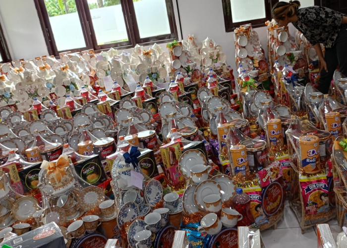 Di Balik Ramainya Pesanan Jelang Lebaran, Ada Cerita Perangkai Parsel Lebaran di Sleman