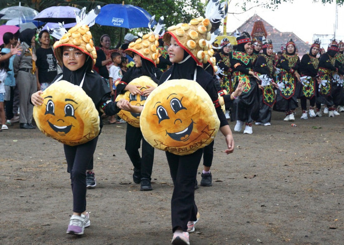Sempat Diguyur Hujan, Karnaval Bakpia Day Jogja Tetap Bagikan Ribuan Bakpia Gratis