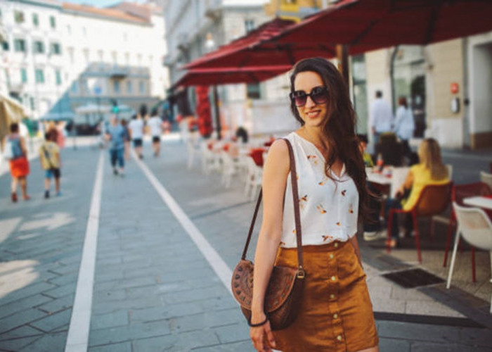 7 Kombinasi Warna Atasan untuk Rok Span Cokelat, Bikin Look Jadi Manis