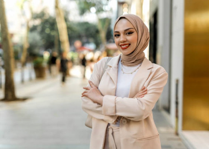9 Ide Padu Padan Blazer Wanita Hijab, Tampilan Formal Hingga Kasual yang Menarik
