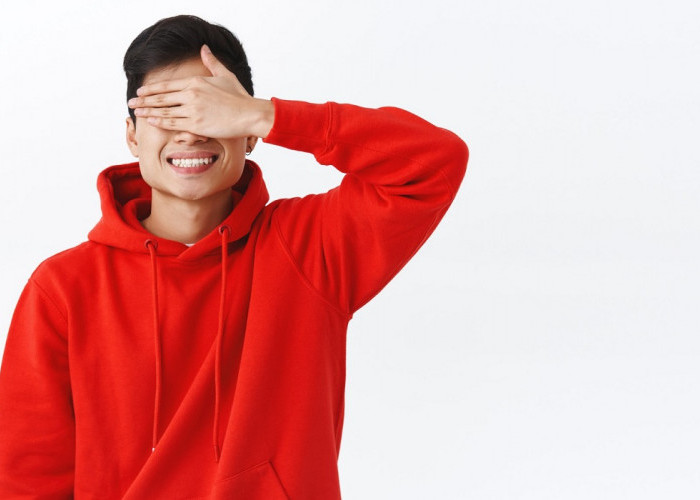 Kesan Berani dan Percaya Diri, Inilah 5 Rekomendasi Paduan Outfit Merah untuk Pria yang Mudah dan Simpel