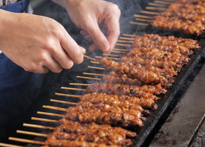 Menjelajah Street Food Legendaris Surabaya Paling Hits, Sensasi Kulineran Malam di Tepi Sungai 