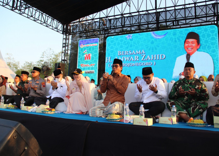Ribuan Jamaah Brebes Bersholawat Menyatu di Karangmalang, Kyai Anza: Syukuri Kemerdekaan Dengan Merawat Akhlak
