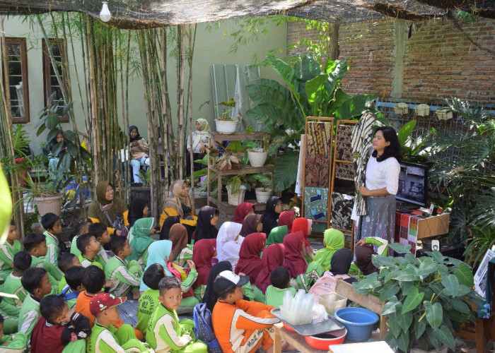 Galeri Petik Desa Tegalandong Kenalkan Batik Tulis Khas Tegal dan Wayang Kulit ke Siswa SD