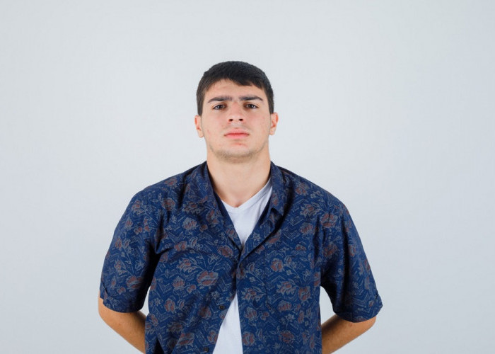 Tampil Tajam di Tengah Acara, Simak 7 Paduan Outfit Batik untuk Kondangan Para Pria