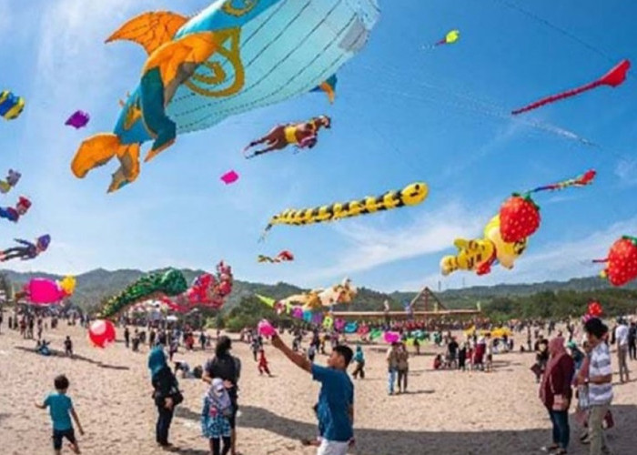 Keren, Ratusan Pelayang Unjuk Ekspresi Seni dan Kemahiran di Jogja International Kite Festival