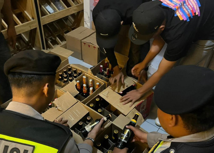 Gerebek Outlet 23 Kasihan, Polres Bantul Temukan Puluhan Botol Miras Berbagai Jenis