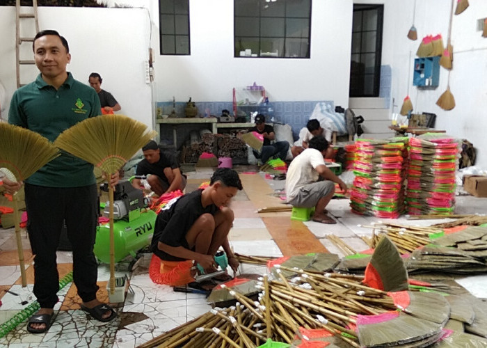 Produk Sapu Rayung Watukumpul Binaan KPwBI Tegal Sukses Ekspor ke Luar Negeri