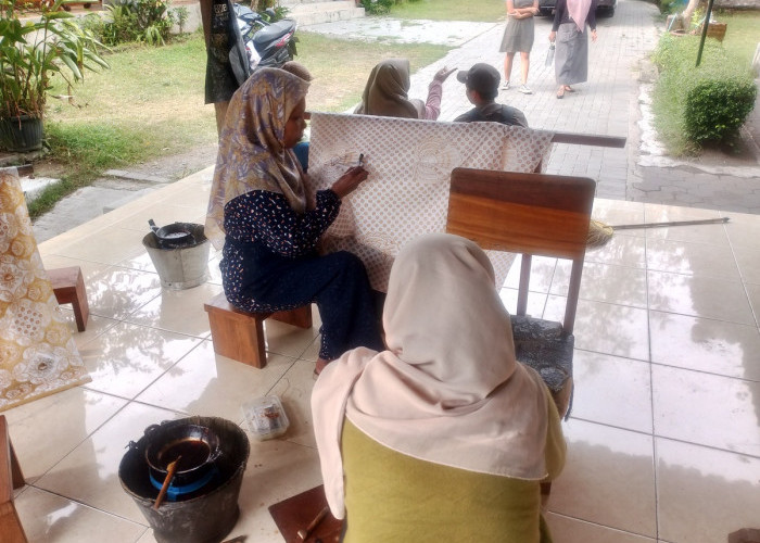 Canting dan Cinta, Kisah Martini Menghidupi Keluarga Lewat Batik Giriloyo