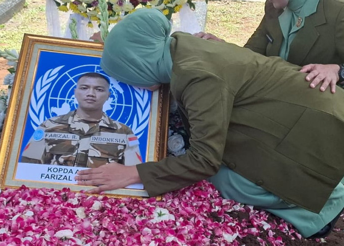 Istri Kopda Farizal Tak Kuasa Menahan Tangis saat Pemakaman di Kulon Progo