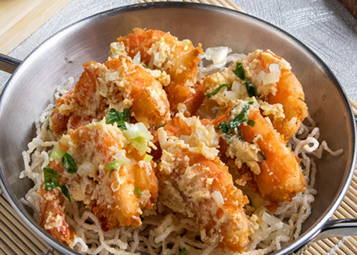 Nikmati Kelezatan Seafood Saus Telur Asin Mewah Berkonsep Street Food Kaki Lima Kelapa Gading