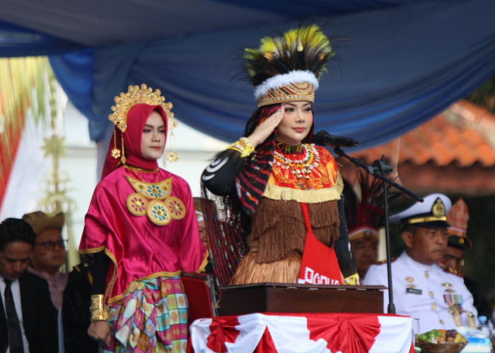 Bupati Brebes Paramitha Pakai Baju Adat Papua, Serukan Persatuan Teguhkan Kebhinekaan Pancasila