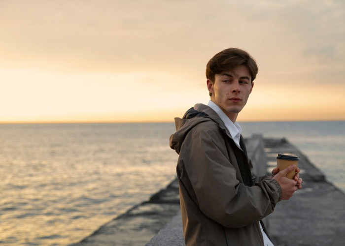 4 Pilihan Gaya Outfit Paling Kece dan Simpel untuk Pria Introvert, Tampil Stylish di Berbagai Jenis Acara