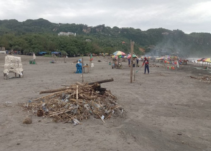 Cuaca Ekstrem Buat Banjir Sampah di Pantai Selatan Bantul, Pemkab Belum Tambah Petugas Kebersihan