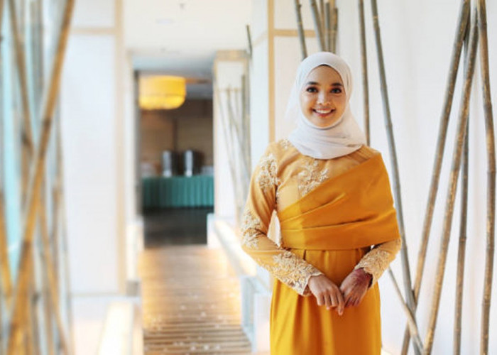 Inspirasi Outfit Pendamping Wisuda yang Modern, Menawan dengan Kesan Lembut dan Feminin