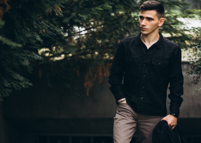 5 Ide Paduan Outfit Kemeja Hitam Pria yang Tonjolkan Kesan Maskulin, Simak Ulasan Lengkapnya