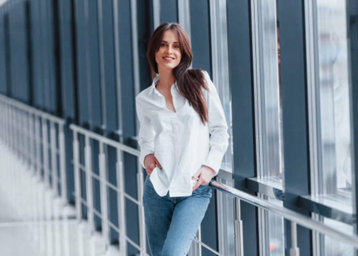 6 Warna Baju yang Cocok dengan Celana Jeans Biru, Inspirasi Padu Padan untuk Wanita