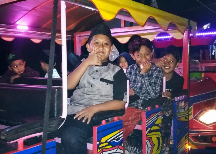 Kereta Mini Berselimut Seribu Cahaya,  Jadi Momen Unik Takbir Keliling Fatayat Gamping 