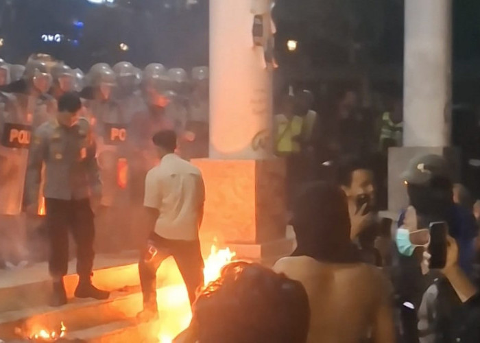 Suasana Malioboro Masih Ramai, Aksi di DPRD DIY Berujung Ricuh pada Malam Hari