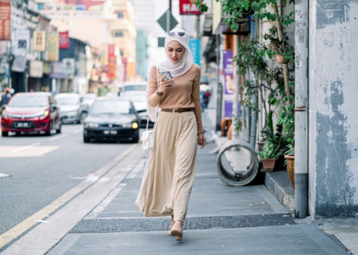 Referensi Model Setelan Rok dan Atasan yang Trendi, Tampil Anggun di Berbagai Momen