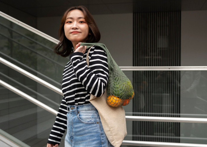 Ciptakan Kesan Santai dan Simpel, Simak 7 Inspirasi Outfit Kampus yang Trendy di Tahun 2025