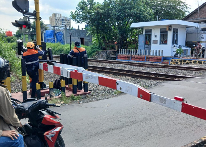   Mobil Putih Terobos Palang Rel di UIN Jogja, Nyaris Picu Kecelakaan Beruntun