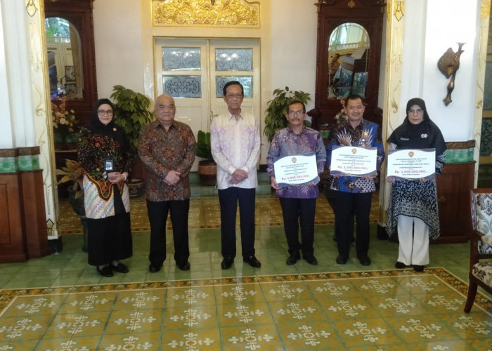 Sri Sultan HB X Serahkan Bantuan Rp3 Miliar untuk Tiga Provinsi Terdampak Bencana