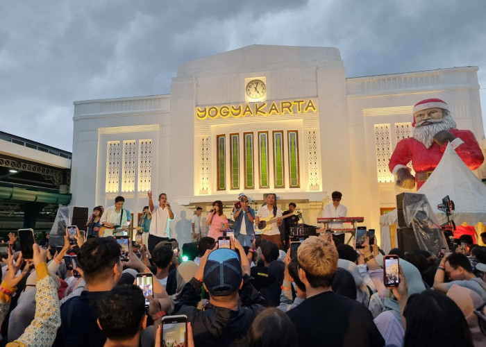  'Senja Teduh Kereta', Maliq & D'Essentials Hibur Penumpang KA di Stasiun Yogyakarta