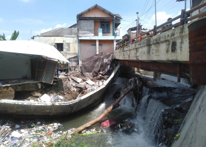 Sampah Jadi Pemicu Talud Ambrol di Sungai Buntung, Pemkot Soroti Bangunan di Atas Sempadan