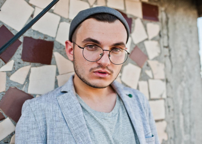 Gaya Klasik hingga Sentuhan Modern, Inilah 5 Model Kacamata Pria yang Cocok untuk Wajah Oval