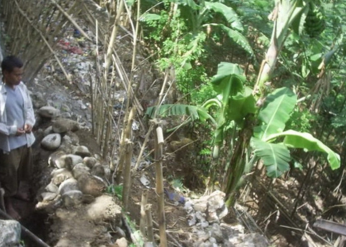 Tebing Sungai Cidadap Masih Mengancam, Warga Khawatir Terjadi Longsor