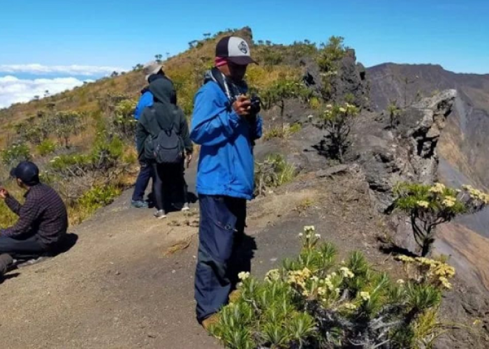 Menjaga Keselamatan dan Ekosistem, Jalur Pendakian Gunung Tambora Resmi Ditutup Sementara