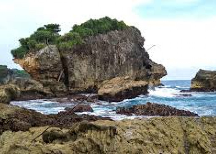 Pantai Watu Lawang Tempat Liburan Awal Tahun Cantik Mempesona, Menikmati Keindahan Pantai di Gunungkidul